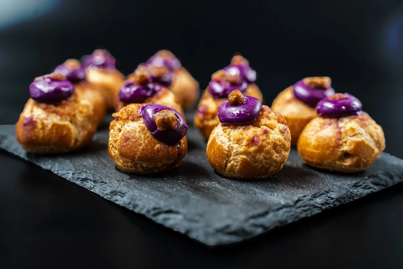 Choux violet création pâtissière originale - Traiteur Montpellier